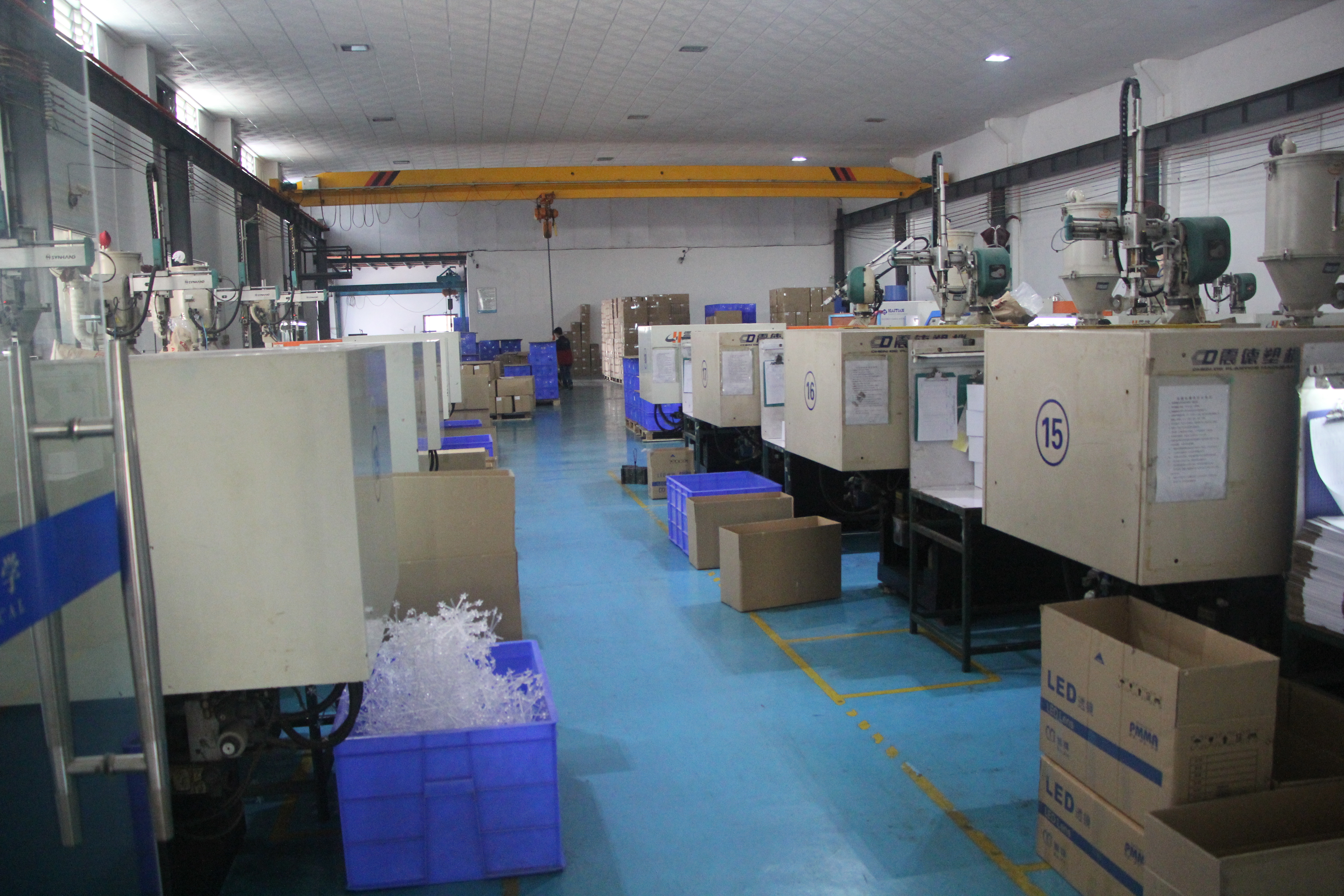 易游(中国)光学透镜注塑车间