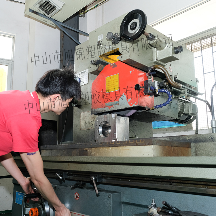 易游(中国)注塑模具生产厂家工模车间车床